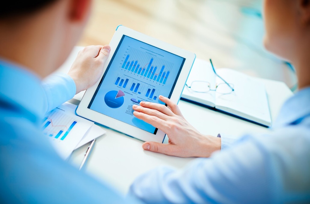 Medico che utilizza interfaccia digitale